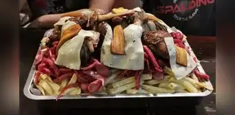 El restaurante que ofrece salchipapa gigante y te paga hasta S/2.000 si la acabas en menos de 20 minutos