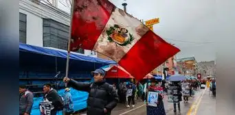 Fiesta de la Candelaria: ondean bandera en la que cargaban a caídos en protestas contra Dina Boluarte Fiesta de la Candelaria: ondean bandera en la que cargaban a caídos en protestas contra Dina Boluarte