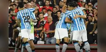 Racing dio el golpe en Rosario: goleó 4-0 a Newell's, de Mauricio Larriera, por la Copa de la Liga Racing dio el golpe en Rosario: goleó 4-0 a Newell's, de Mauricio Larriera, por la Copa de la Liga