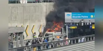 Miraflores: auto se incendia en vía expresa a metros de la estación Ricardo Palma