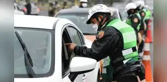 Si no puedo mostrar mi licencia electrónica en una intervención policial, ¿me pueden multar?