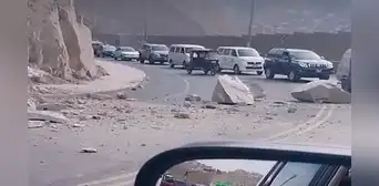 Ate: enormes piedras caen cerca al penal de Barbadillo y bloquean la carretera tras temblor en Lima Ate: enormes piedras caen cerca al penal de Barbadillo y bloquean la carretera tras temblor en Lima