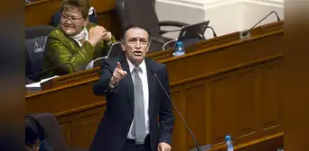 Congreso blinda a Héctor Becerril y Dina Boluarte, pero acusa a Martín Vizcarra Congreso blinda a Héctor Becerril y Dina Boluarte, pero acusa a Martín Vizcarra