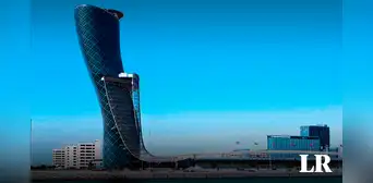 Capital Gate, el rascacielos más inclinado del mundo que supera a la Torre de Pisa