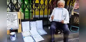 Adulto mayor vende sus poemas a S/1 en Arequipa y sueña con publicar su primer libro