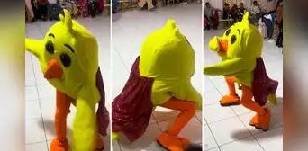 Pollito ‘chocolatero’ saca los pasos prohibidos en fiesta infantil y dicen: “Qué fue con Duolingo” Pollito ‘chocolatero’ saca los pasos prohibidos en fiesta infantil y dicen: “Qué fue con Duolingo”