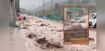 Piedras y hasta un auto fueron arrastrados por huaico que dejó bajo el lodo a distrito en Moquegua Piedras y hasta un auto fueron arrastrados por huaico que dejó bajo el lodo a distrito en Moquegua