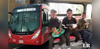 Usuarios del Transmilenio sorprenden a una pasajera al reparar su zapato: "Excelente servicio" Usuarios del Transmilenio sorprenden a una pasajera al reparar su zapato: "Excelente servicio"