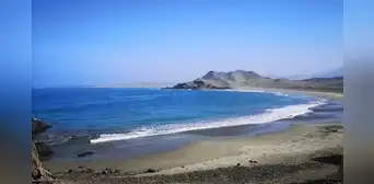 Visita la playa de aguas tranquilas y turquesas escondida entre dunas, solitaria y muy cerca de Lima