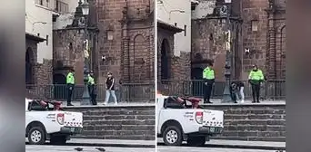 Policías de Cusco dieron lección ejemplar a transeúnte en Cusco y en redes dicen: “La calle no es baño público” Policías de Cusco dieron lección ejemplar a transeúnte en Cusco y en redes dicen: “La calle no es baño público”