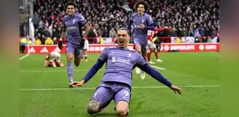 Livepool ganó 1-0 a Notingham Forest con un gol al último minuto y es líder de la Premier League