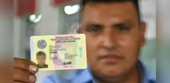 ¿Hasta qué edad se puede tramitar una licencia de conducir en el Perú?
