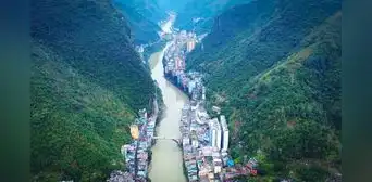 Así es la ciudad más estrecha del mundo: dividida por un río y con más de 400.000 habitantes Así es la ciudad más estrecha del mundo: dividida por un río y con más de 400.000 habitantes