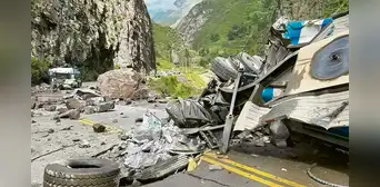 Los choferes que se salvaron de milagro tras caída de rocas en la Carretera Central Los choferes que se salvaron de milagro tras caída de rocas en la Carretera Central