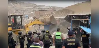 Desalojo a comerciantes en Manchay: PNP intervino un mercado con maquinaria pesada Desalojo a comerciantes en Manchay: PNP intervino un mercado con maquinaria pesada