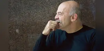 Martín Caparrós: "Para la gente de 50 años, la democracia es ese sistema en el que han vivido bastante mal todas sus vidas" Martín Caparrós: "Para la gente de 50 años, la democracia es ese sistema en el que han vivido bastante mal todas sus vidas"