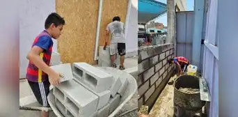 SMP: menor ayuda a su padre en la construcción de colegio a minutos de que inicie el año escolar SMP: menor ayuda a su padre en la construcción de colegio a minutos de que inicie el año escolar