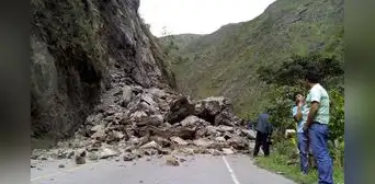 Carretera Central: 16 distritos limeños en riesgo por caída de rocas tras accidente en San Mateo Carretera Central: 16 distritos limeños en riesgo por caída de rocas tras accidente en San Mateo