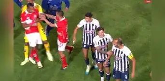 Hernán Barcos se ganó la roja tras codazo, fue contra el árbitro y protagonizó una brutal gresca Hernán Barcos se ganó la roja tras codazo, fue contra el árbitro y protagonizó una brutal gresca