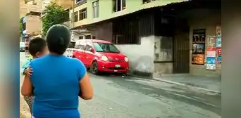 SJL: comerciante construye bar clandestino en la vereda con baño y tanque de agua SJL: comerciante construye bar clandestino en la vereda con baño y tanque de agua