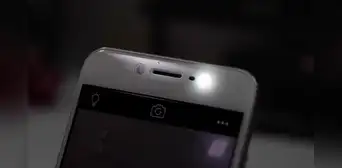 ¿Por qué ya no se fabrican celulares con flash delantero y qué modelos todavía lo usan?