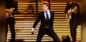 Luis Miguel genera polémica por pedirle a trabajador que lo siga con un paraguas para no mojarse