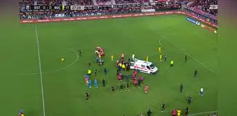 Jugador de Estudiantes convulsionó en pleno partido ante Boca y fue retirado en ambulancia Jugador de Estudiantes convulsionó en pleno partido ante Boca y fue retirado en ambulancia