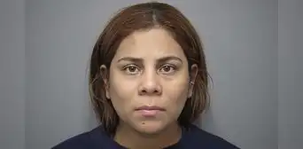 Condenan a cadena perpetua a mujer acusada de asesinato tras dejar sola a su bebé durante 10 días