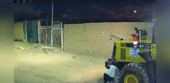 Chiclayo: graban a trabajadores de limpieza pública robando combustible de cargador frontal Chiclayo: graban a trabajadores de limpieza pública robando combustible de cargador frontal