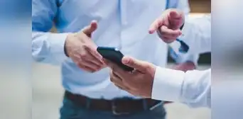 ¿Es legal que oficiales de migración revisen tu celular al entrar a Estados Unidos? ¿Es legal que oficiales de migración revisen tu celular al entrar a Estados Unidos?