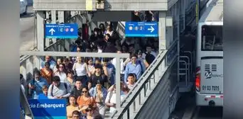 Metropolitano colapsa: reportan cierre de estaciones e interminables colas