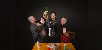 "Mudarse de sí (pollito con papas)": Un Viaje Emotivo por las Vicisitudes Familiares y Artísticas "Mudarse de sí (pollito con papas)": Un Viaje Emotivo por las Vicisitudes Familiares y Artísticas