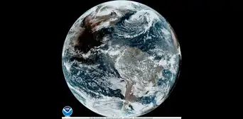 Las impresionantes imágenes de la Tierra desde el espacio durante el último eclipse solar total