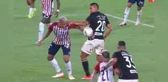 La polémica mano de Alex Valera que cobraron para anular el 2-1 de Universitario ante Junior La polémica mano de Alex Valera que cobraron para anular el 2-1 de Universitario ante Junior