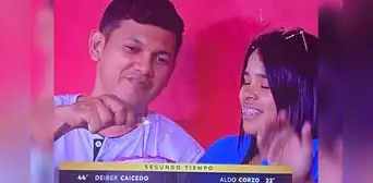 Hincha celebró cumpleaños de su pareja durante partido de Junior vs. Universitario: “El último romántico”