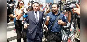Wilfredo Oscorima: agreden y lanzan restos de basura a abogado Humberto Abanto tras salir de Fiscalía Wilfredo Oscorima: agreden y lanzan restos de basura a abogado Humberto Abanto tras salir de Fiscalía