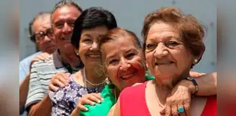 Mayores de 70 años pagarán mitad de precio en transporte público: todo lo que se sabe de la propuesta del Congreso