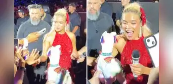 Karol G se emociona al recibir llamita peruana como regalo durante concierto en Lima Karol G se emociona al recibir llamita peruana como regalo durante concierto en Lima