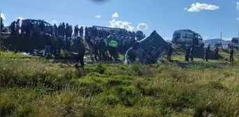 Puno: 16 heridos graves deja choque de miniván contra camión en Interoceánica Puno: 16 heridos graves deja choque de miniván contra camión en Interoceánica