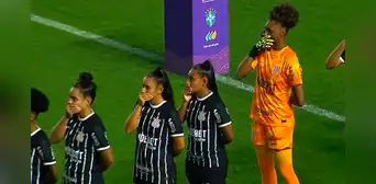 Santos volvió contratar a DT acusado de acoso y desata masiva protesta de jugadoras en Brasil