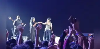 Mon Laferte sorprendió a fans al cantar junto con Eva Ayllón el icónico vals 'Regresa' Mon Laferte sorprendió a fans al cantar junto con Eva Ayllón el icónico vals 'Regresa'