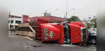 Metropolitano: estación Ramón Castilla cierra temporalmente tras volcadura de un tráiler Metropolitano: estación Ramón Castilla cierra temporalmente tras volcadura de un tráiler