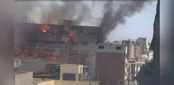 Cercado de Lima: fuerte incendio consume edificio en Jr. Áncash Cercado de Lima: fuerte incendio consume edificio en Jr. Áncash