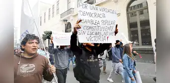 Solo un poco más de la mitad del país opina que el Perú es una democracia Solo un poco más de la mitad del país opina que el Perú es una democracia