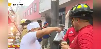 Incendio en Cercado de Lima: regalan desayuno a bomberos que siguen trabajando por más de 11 horas Incendio en Cercado de Lima: regalan desayuno a bomberos que siguen trabajando por más de 11 horas