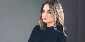 Freya Allan: “De niña jugaba a ser perro” Freya Allan: “De niña jugaba a ser perro”