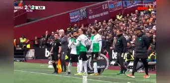 Klopp y Salah protagonizaron tenso cruce: el egipcio mandó callar al DT y casi se le va encima Klopp y Salah protagonizaron tenso cruce: el egipcio mandó callar al DT y casi se le va encima