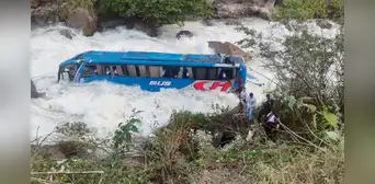 Once heridos y un policía desaparecido deja otra caída de bus Once heridos y un policía desaparecido deja otra caída de bus
