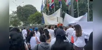 Gremios farmacéuticos protestan frente al Congreso para exigir la venta masiva de medicamentos genéricos
