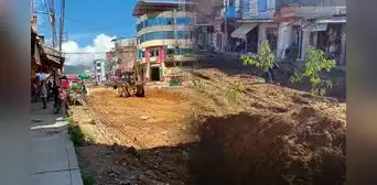 Junín: siembran yucas y plátanos en plena vía pública como protesta por obras inconclusas en Satipo